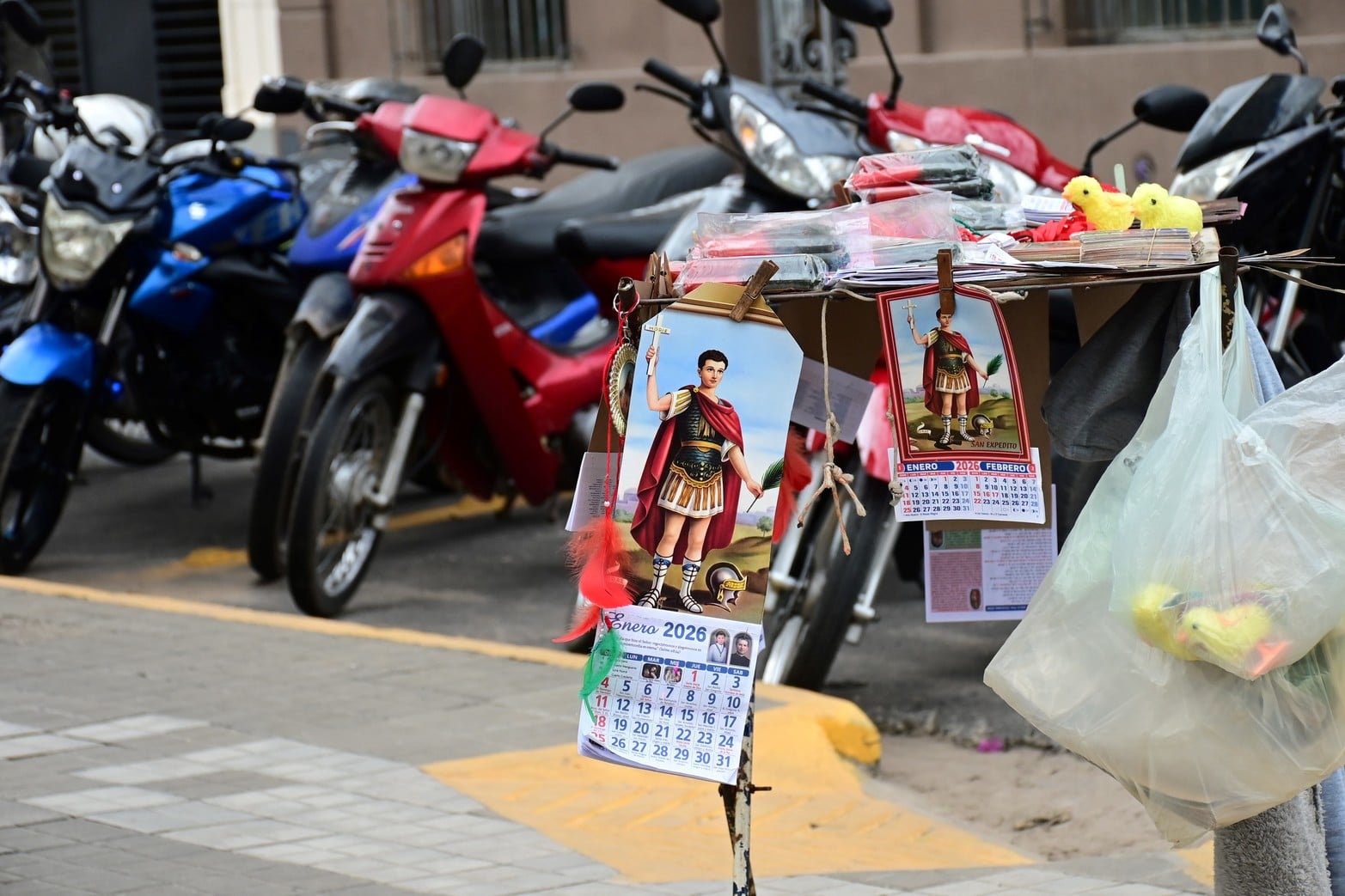 En Santa Fe y en todo el país, fieles se acercan a iglesias, capillas y altares para pedir o agradecer a San Expedito