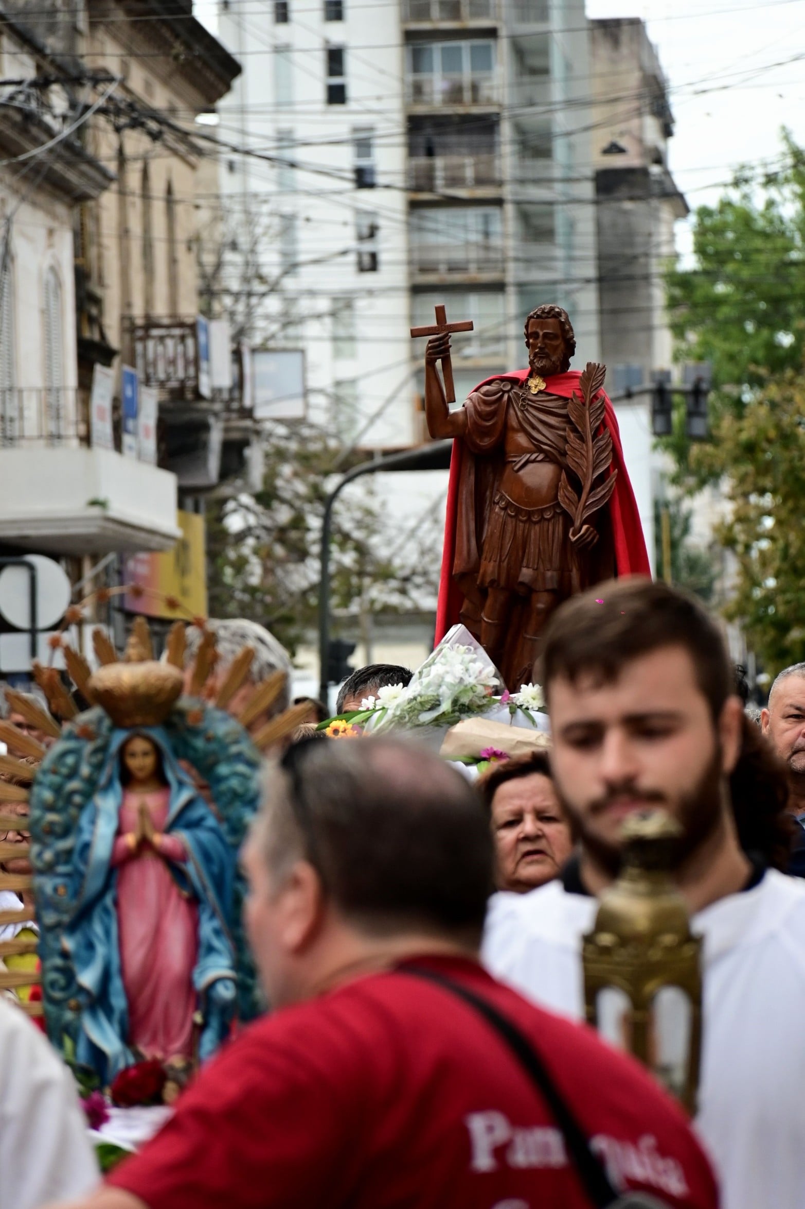 En Santa Fe y en todo el país, fieles se acercan a iglesias, capillas y altares para pedir o agradecer a San Expedito