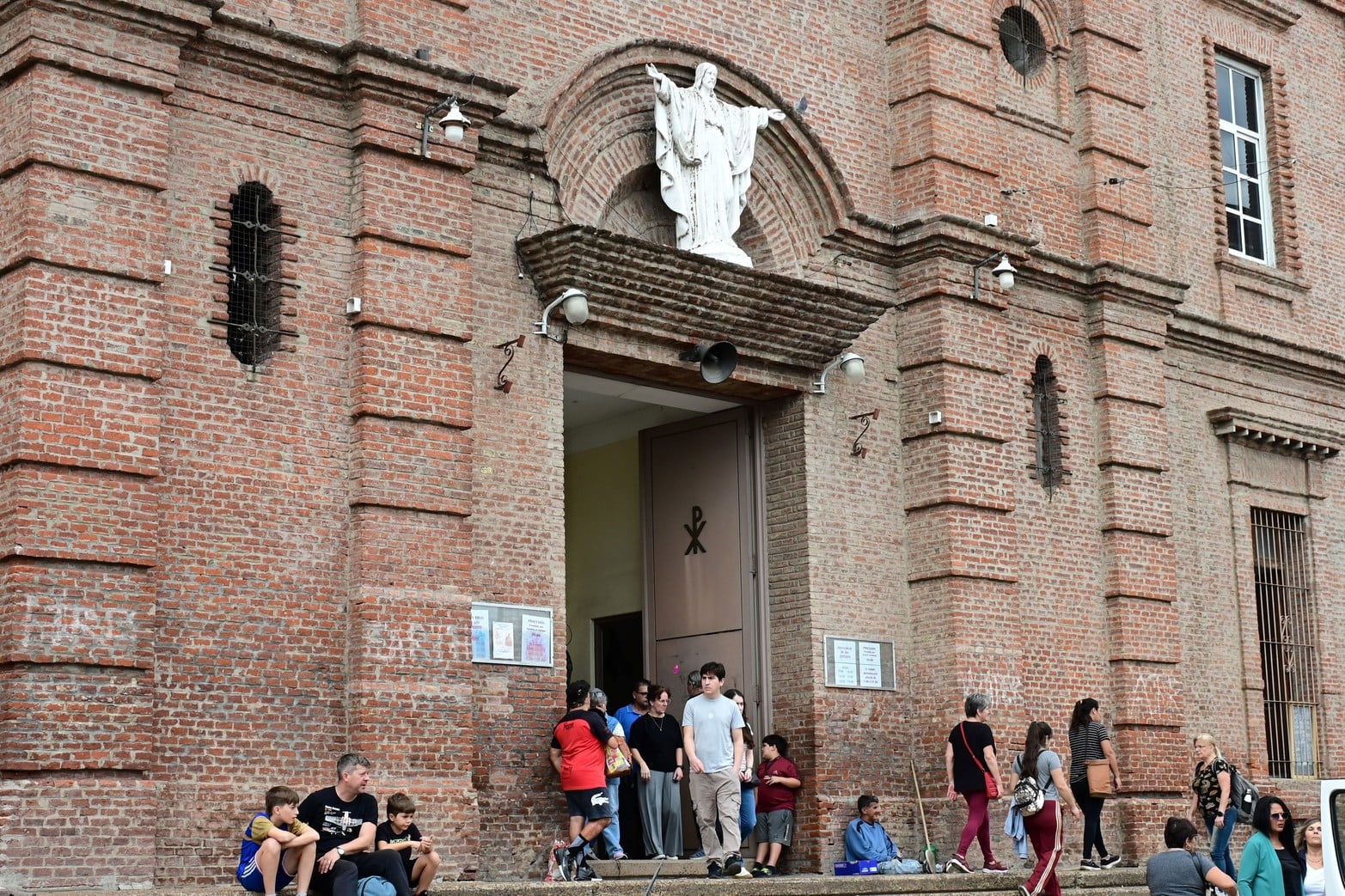 En Santa Fe y en todo el país, fieles se acercan a iglesias, capillas y altares para pedir o agradecer a San Expedito