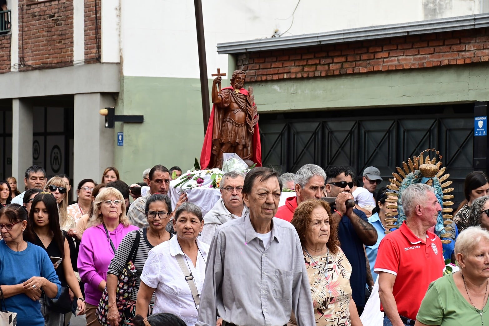 En Santa Fe y en todo el país, fieles se acercan a iglesias, capillas y altares para pedir o agradecer a San Expedito