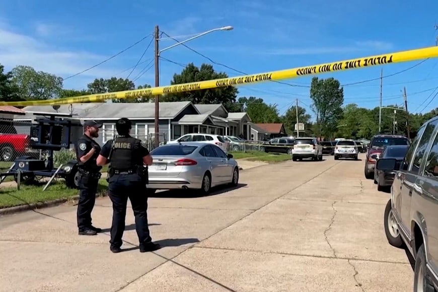 Police officers secure a street where eight children, with ages ranging from 1 to 14, were killed in a mass shooting in Shreveport, Louisiana, U.S., April 19, 2026, in a still image from video.  ABC Affiliate KTBS via REUTERS/Handout via REUTERS    THIS IMAGE HAS BEEN SUPPLIED BY A THIRD PARTY. NO RESALES. NO ARCHIVES.