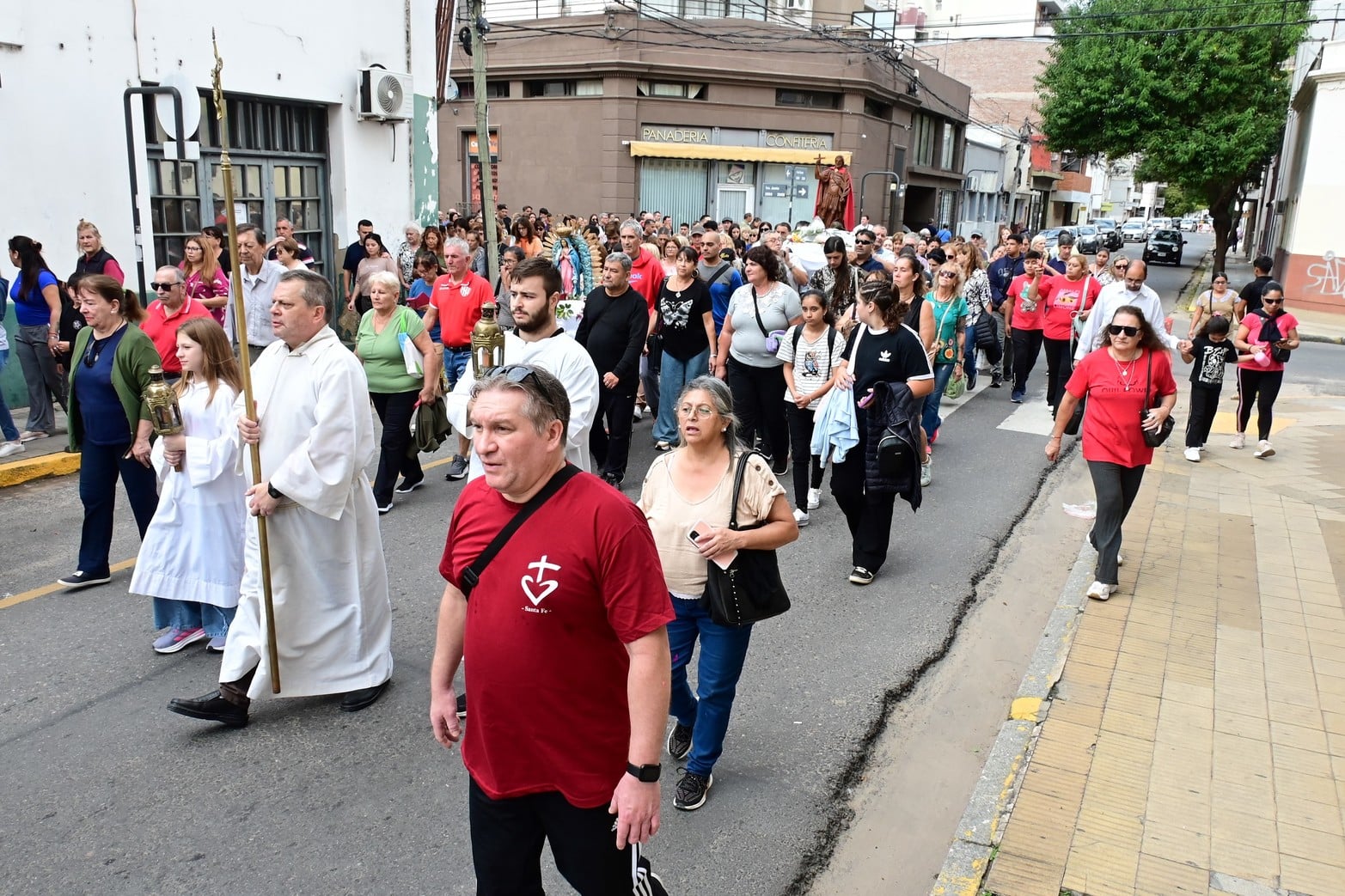 En Santa Fe y en todo el país, fieles se acercan a iglesias, capillas y altares para pedir o agradecer a San Expedito