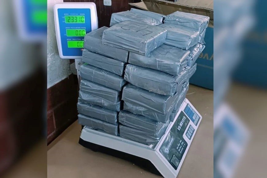 La droga estaba oculta en un doble fondo construido en los laterales del baúl.