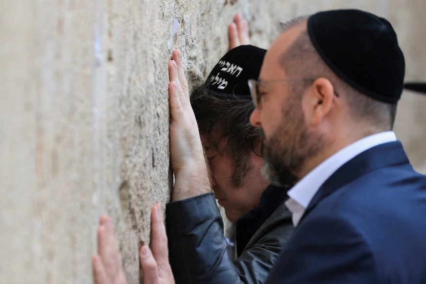 Argentina's President Javier Milei visits the Western Wall, Judaism's holiest prayer site in Jerusalem's Old City, April 19, 2026. REUTERS/Ronen Zvulun