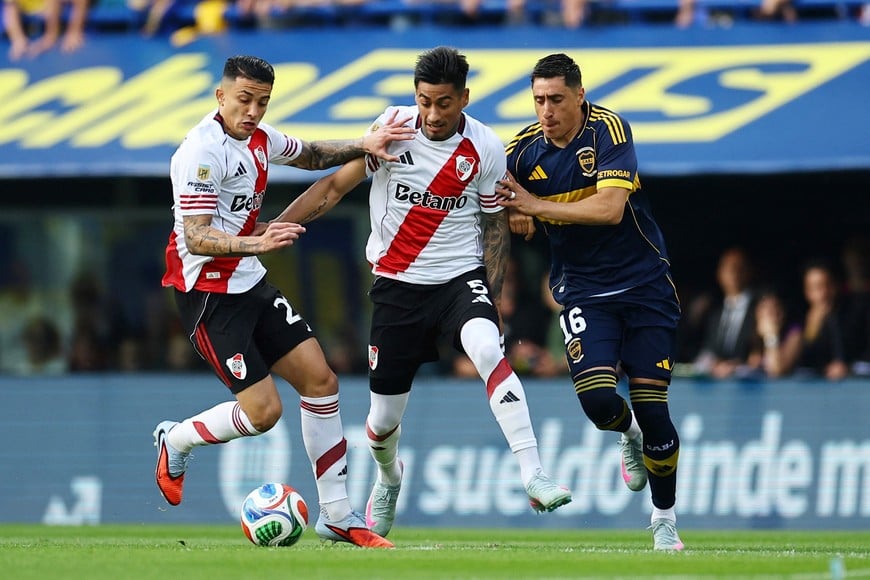 Soccer Football - Argentine Primera Division - Torneo Clausura - Boca Juniors v River Plate - Estadio La Bombonera, Buenos Aires, Argentina - November 9, 2025
Boca Juniors' Miguel Merentiel in action with River Plate's Juan Portillo REUTERS/Agustin Marcarian