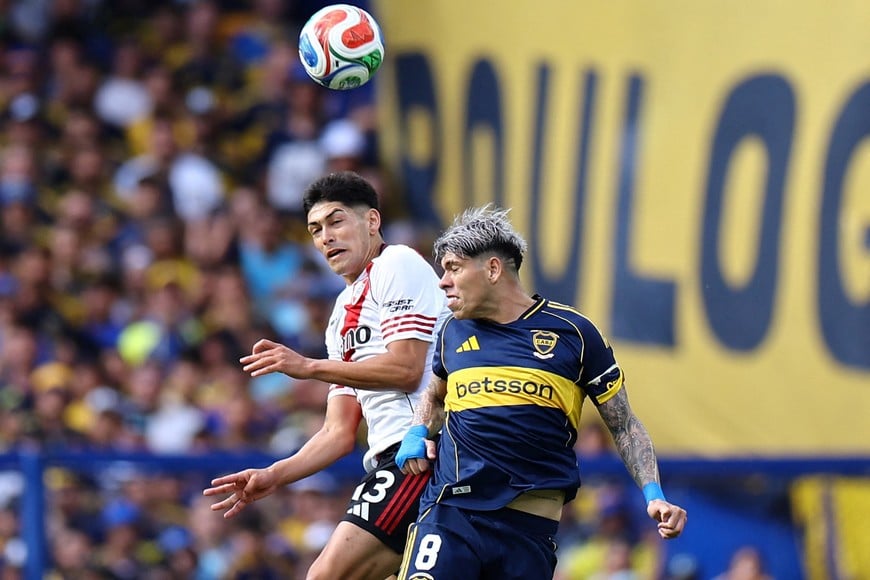 Soccer Football - Argentine Primera Division - Torneo Clausura - Boca Juniors v River Plate - Estadio La Bombonera, Buenos Aires, Argentina - November 9, 2025
River Plate's Lautaruo Rivero in action with Boca Juniors' Carlos Palacios REUTERS/Agustin Marcarian