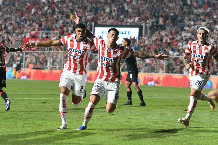 El Chelo Estigarribia festeja su gol, mientras se le acercan Maizon Rodríguez y Ludueña, que ganaron mucho en el área rival pero formaron parte de un sistema defensivo que no dio seguridad.