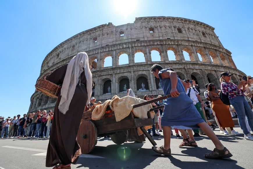 (260419) -- ROMA, 19 abril, 2026 (Xinhua) -- Personas participan en un desfile para celebrar el 2.779 cumpleaños de la ciudad, en Roma, Italia, el 19 de abril de 2026. La ciudad de Roma organiza varias actividades para celebrar el próximo 2.779 aniversario de su legendaria fundación con recreaciones históricas de antiguos rituales romanos. (Xinhua/Wang Kaiyan) (oa) (ah)