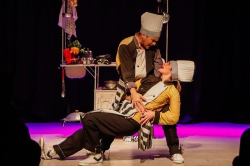 Encuentro Shakespeare del Litoral: “Romeo y Julieta a punto caramelo!” - Equipo Chefpeare (Santa Fe/Paraná): teatro, humor y cocina en una propuesta lúdica que reimagina la obra desde lo gastronómico.  Actúan Veronica Petean y Pedro Peterson.