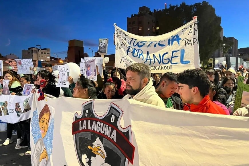 Miles de personas marcharon por las calles de Comodoro Rivadavia para pedir justicia por Ángel López, el niño de 4 años muerto en el Hospital Regional de dicha localidad mientras se encontraba bajo el cuidado de su madre.