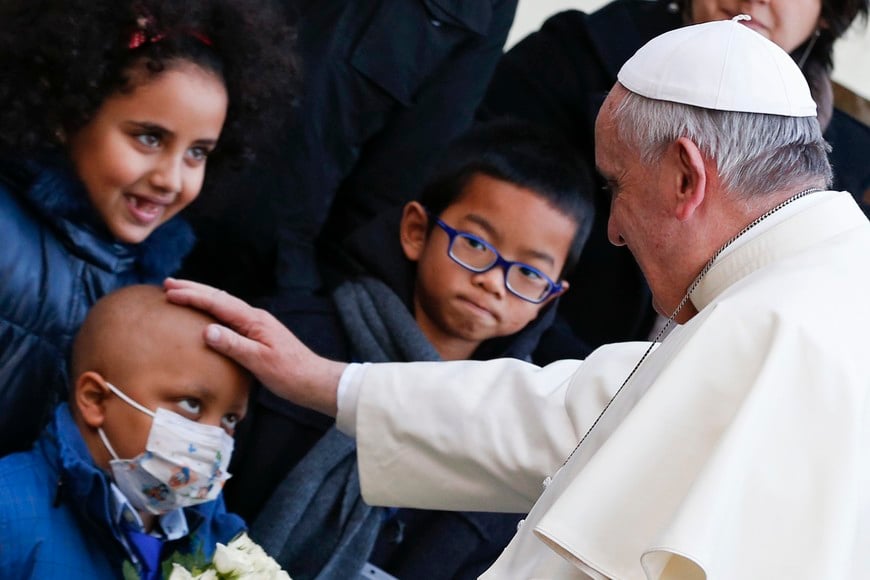 Pope Francis blesses a child as he arrives for a visit at the Bambino Gesu Pediatric Hospital in Rome December 21, 2013. REUTERS Alessandro Bianchi   (ITALY - Tags: RELIGION HEALTH roma italia papa francisco visita al hospital de niños Niño Jesus sumo pontifice visita a chicos enfermos llegada al hospital