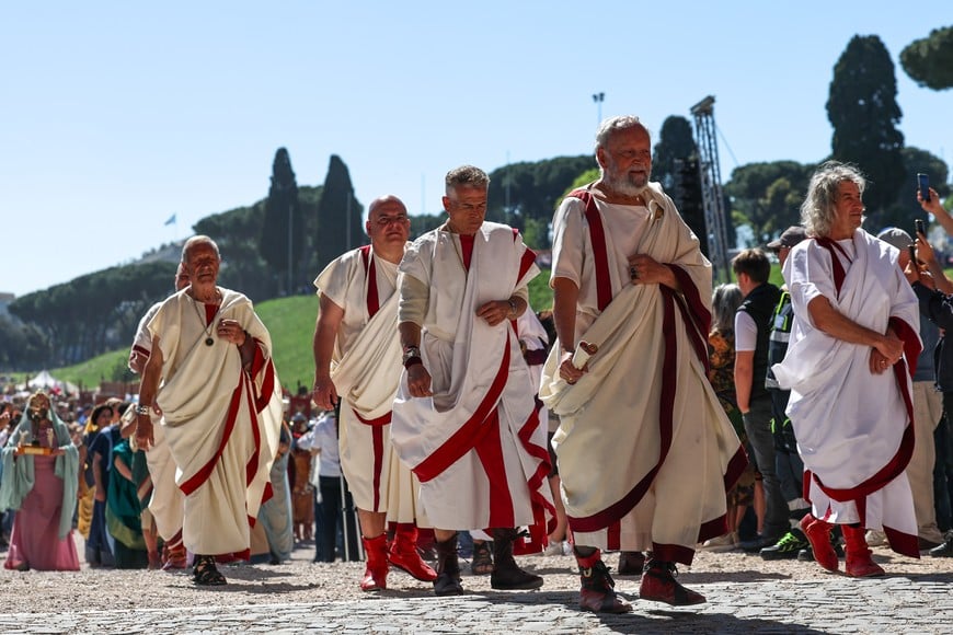 (260419) -- ROMA, 19 abril, 2026 (Xinhua) -- Personas participan en un desfile para celebrar el 2.779 cumpleaños de la ciudad, en Roma, Italia, el 19 de abril de 2026. La ciudad de Roma organiza varias actividades para celebrar el próximo 2.779 aniversario de su legendaria fundación con recreaciones históricas de antiguos rituales romanos. (Xinhua/Wang Kaiyan) (oa) (ah)