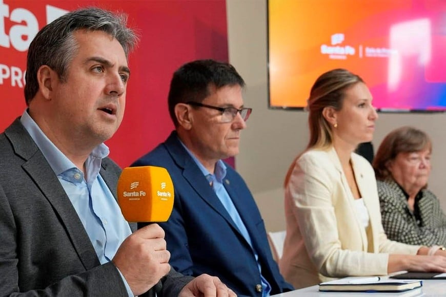 En una conferencia conjunta, el Gobierno santafesino abordó el tema de las amenazas.