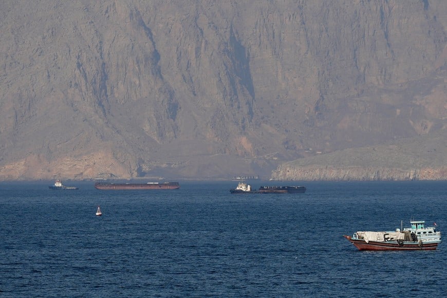 Ships and tankers in the Strait of Hormuz off the coast of Musandam, Oman, April 18, 2026. REUTERS/Stringer REFILE - QUALITY REPEAT     TPX IMAGES OF THE DAY