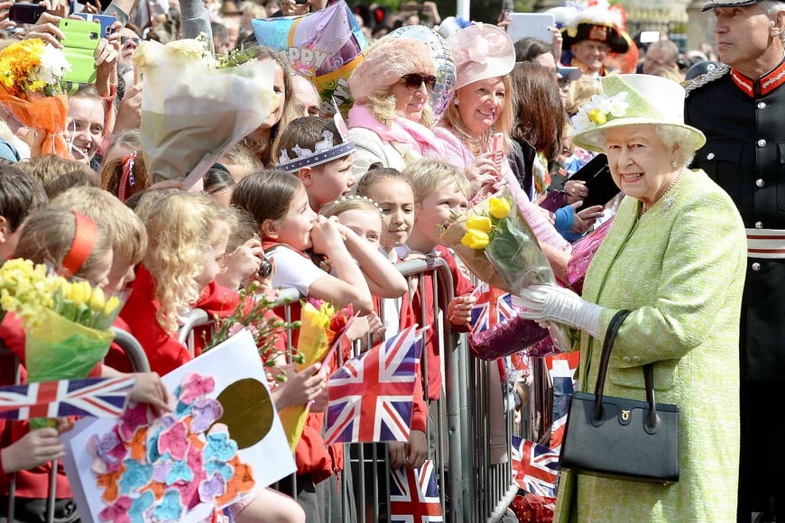 Britain's Queen Elizabeth walks through Windsor on her 90th Birthday, in Windsor, Britain April 21, 2016. REUTERS/John Stillwell/Pool inglaterra londres reina isabel segunda II celebracion 90 aniversario de la reina de inglaterra familia real britanica cumpleaños 90 de la reina