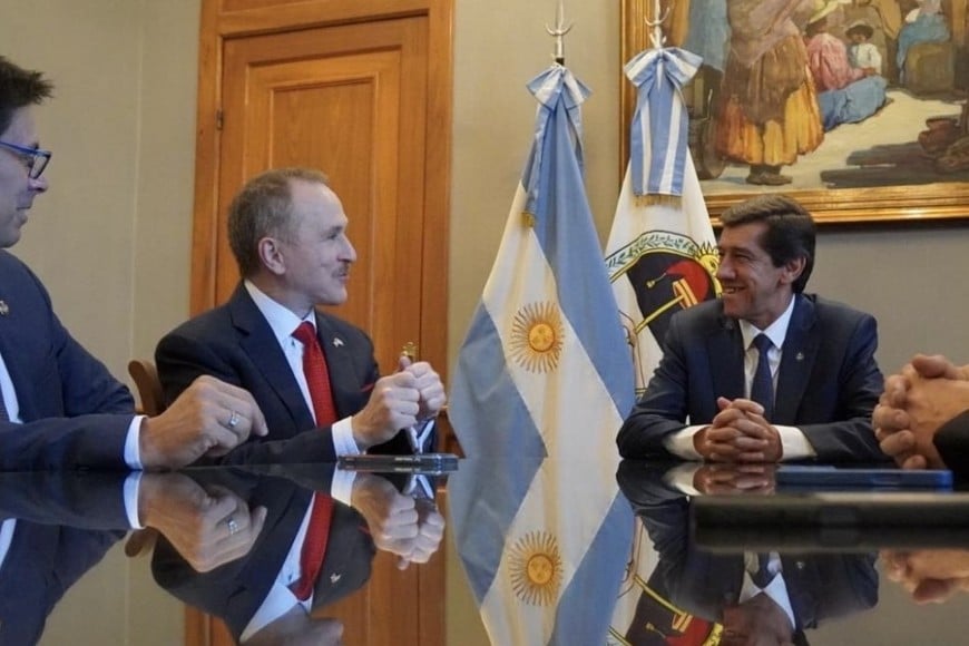 Peter Lamelas junto al gobernador de Jujuy, Carlos Sadir. Crédito: Embajada de EEUU en Argentina