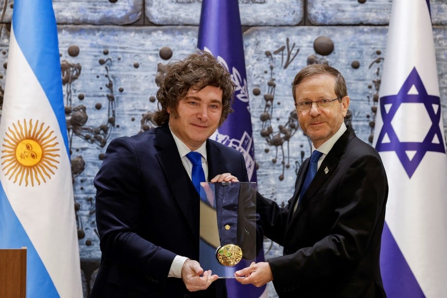 Argentina's President Javier Milei receives Presidential Medal of Honor from Israel's President Isaac Herzog in Jerusalem April 20, 2026. REUTERS/Amir Cohen