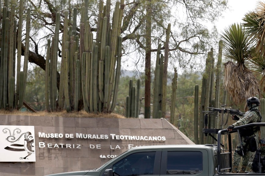 (260420) -- TEOTIHUACAN, 20 abril, 2026 (Xinhua) -- Un elemento de la Guardia Nacional vigila en el sitio donde se registró un tiroteo, en la Pirámide de la Luna, en la Zona Arqueológica de Teotihuacán, en Teotihuacán, México, el 20 de abril de 2026. Al menos dos personas murieron, una turista canadiense y el presunto agresor, y seis más resultaron heridas en una balacera ocurrida el lunes en la Zona Arqueológica de Teotihuacán, en el central Estado de México, un hecho que fue lamentado por la presidenta mexicana, Claudia Sheinbaum. (Xinhua/Str) (oa) (ce)