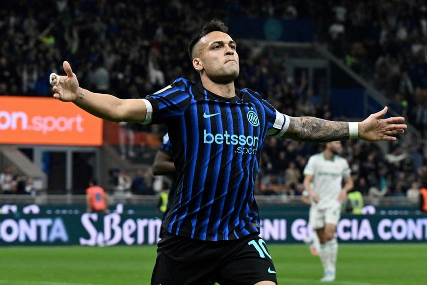 FILE PHOTO: Soccer Football - Serie A - Inter Milan v AS Roma - San Siro, Milan, Italy - April 5, 2026
Inter Milan's Lautaro Martinez celebrates scoring their third goal REUTERS/Jennifer Lorenzini/File Photo