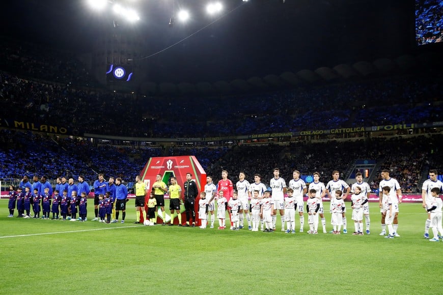 Soccer Football - Coppa Italia - Semi Final - Second Leg - Inter Milan v Como - San Siro, Milan, Italy - April 21, 2026
General view as players from both teams line up before the match REUTERS/Alessandro Garofalo