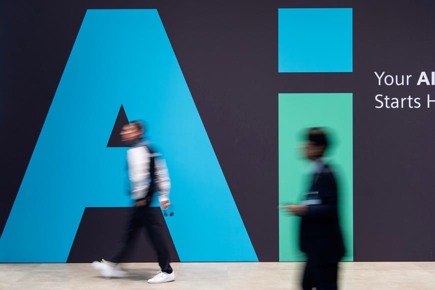 (260420) -- HANNOVER, 20 abril, 2026 (Xinhua) -- Personas visitan la Hannover Messe 2026, en Hannover, Alemania, el 20 de abril de 2026. La Hannover Messe 2026, la feria industrial más importante de Alemania, abrió sus puertas el lunes con la inteligencia artificial industrial y los robots humanoides como protagonistas por primera vez. (Xinhua/Zhang Haofu) (ah) (oa) (ce)