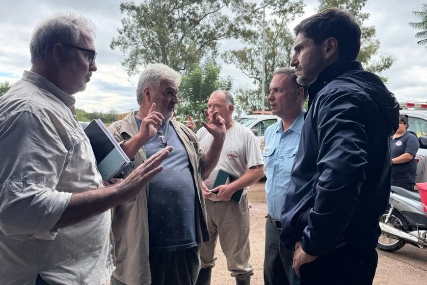 Pullaro y su equipo en Villa Minetti, durante el operativo montado por el gobierno para asistir a los damnificados. Gobierno Provincial.