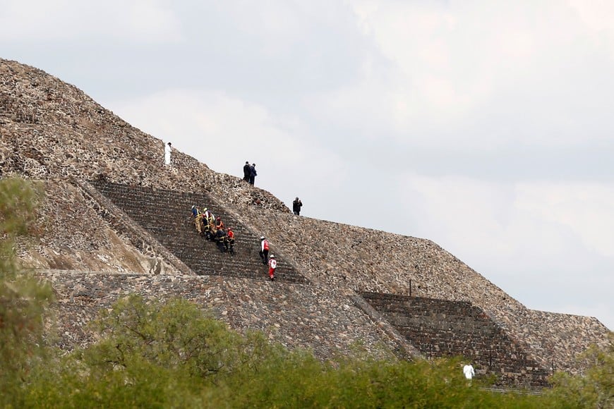 (260420) -- TEOTIHUACAN, 20 abril, 2026 (Xinhua) -- Rescatistas trabajan en el sitio donde se registró un tiroteo, en la Pirámide de la Luna, en la Zona Arqueológica de Teotihuacán, en Teotihuacán, México, el 20 de abril de 2026. Al menos dos personas murieron, una turista canadiense y el presunto agresor, y seis más resultaron heridas en una balacera ocurrida el lunes en la Zona Arqueológica de Teotihuacán, en el central Estado de México, un hecho que fue lamentado por la presidenta mexicana, Claudia Sheinbaum. (Xinhua/Str) (oa) (ce)