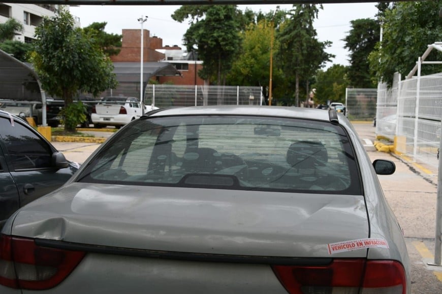 Un coche dentro del playón, con la tradicional faja: “En infracción”. Foto: Manuel Fabatía