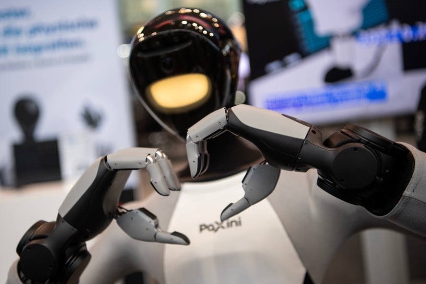 (260421) -- HANNOVER, 21 abril, 2026 (Xinhua) -- Un robot humanoide de PaXini gesticula en la Hannover Messe 2026, en Hannover, Alemania, el 21 de abril de 2026. La Hannover Messe 2026, la feria industrial más importante de Alemania, abrió sus puertas el lunes con la inteligencia artificial industrial y los robots humanoides como protagonistas por primera vez.(Xinhua/Zhang Haofu) (oa) (ah) (vf)