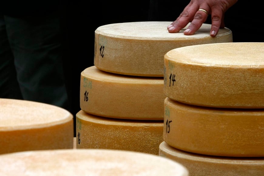 SWITZERLAND/ - Cheeses are seen in lots during the annual "Chaesteilet" in the Justi valley in the Bernese Oberland, Switzerland September 26, 2008. Every September during the 'Chaesteilet' landowners and their families gather on the Spycher mountain where the cheese stores are located. The cheeses made during the summer on the Alps are taken from storage and piled in lots. Following an address by the head cheese maker, each member is allocated his share of the different aged Cheese by lottery.  REUTERS/Ruben Sprich (SWITZERLAND) suiza  suiza feria anual de quesos Chaesteilet