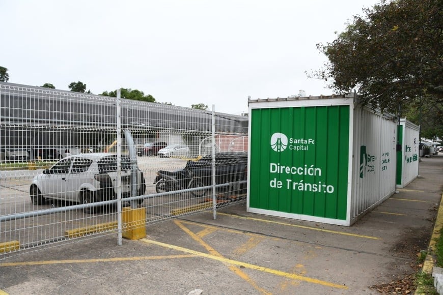 En la entrada hay containers para recepcionar pedidos de infractores. Foto: Archivo