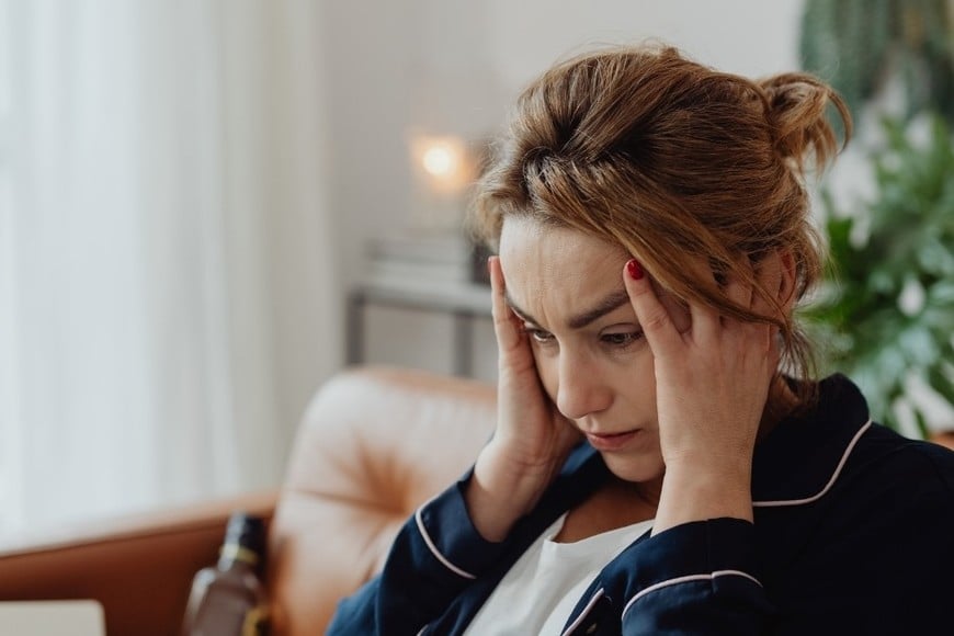 Produce fiebre alta, dolores intensos en las articulaciones, dolores musculares, cefalea, náuseas y vómitos.