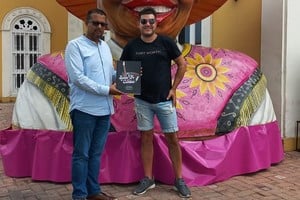 . El escritor se encuentra recorriendo puntos claves donde la cumbia nació de la mezcla entre las herencias africanas, indígenas y españolas