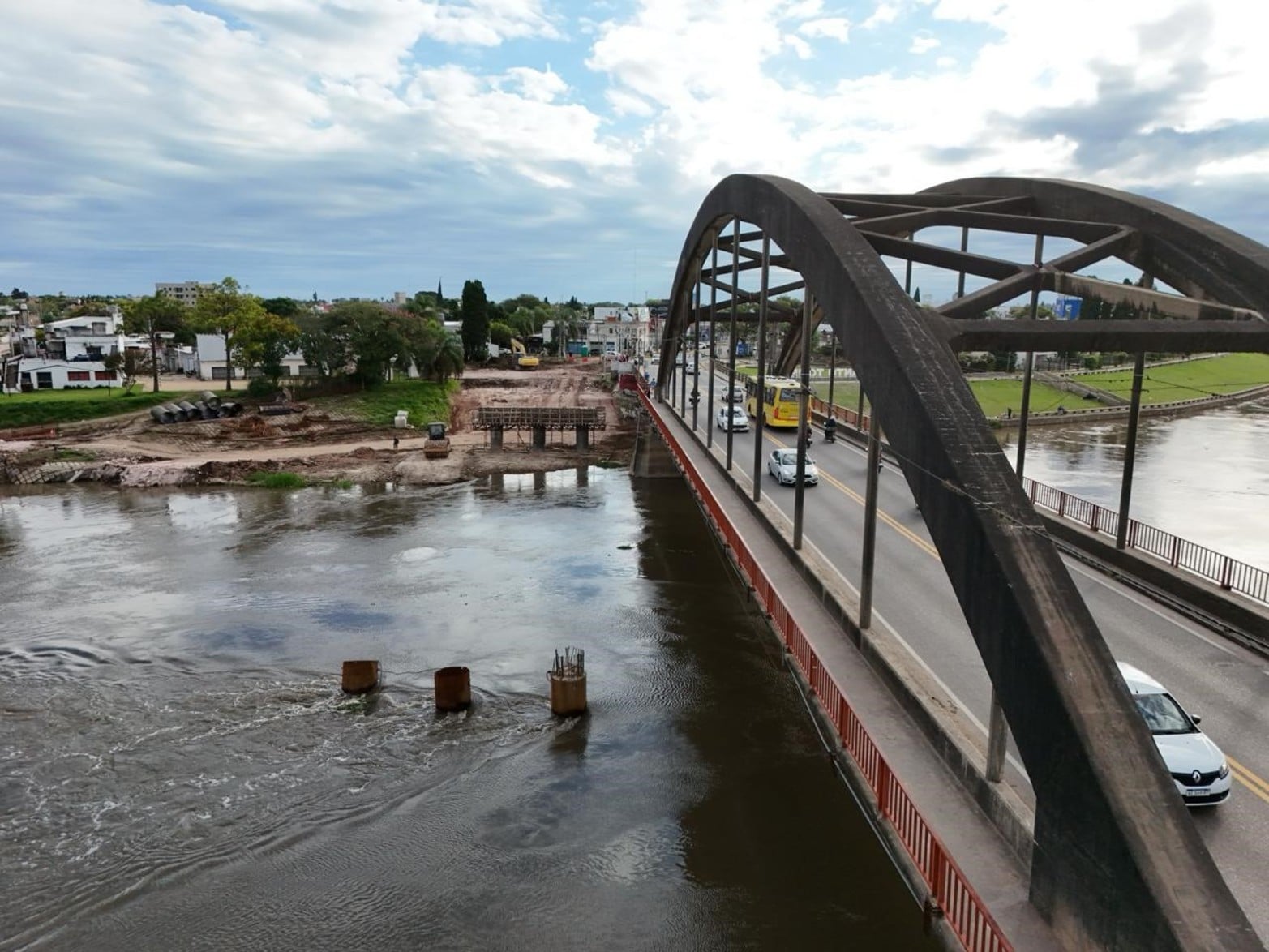 La demolición de la casa en el ingreso del puente en Santo Tomé.