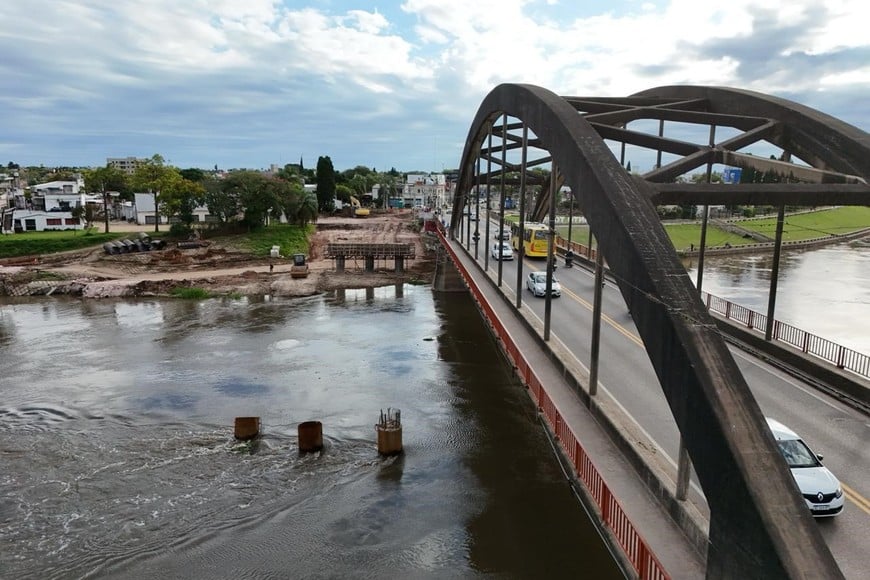 La demolición de la casa en el ingreso del puente en Santo Tomé.