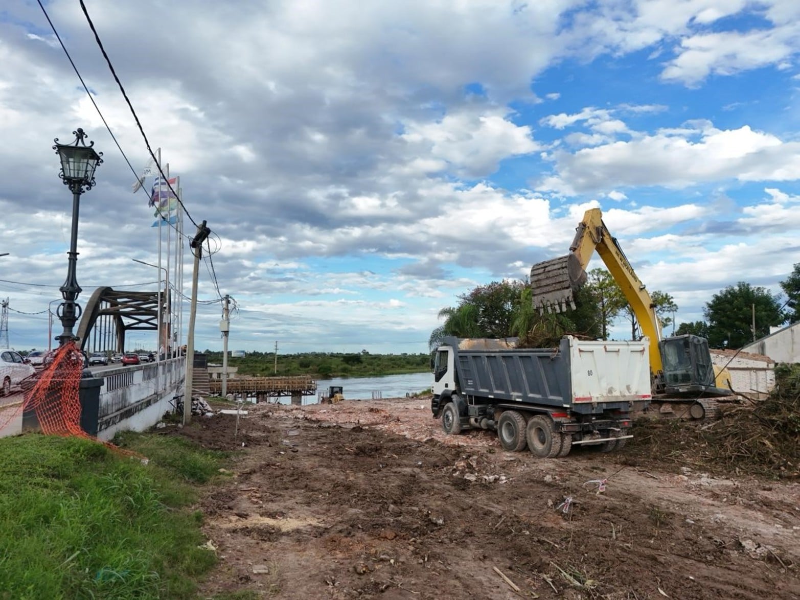 La demolición de la casa en el ingreso del puente en Santo Tomé.