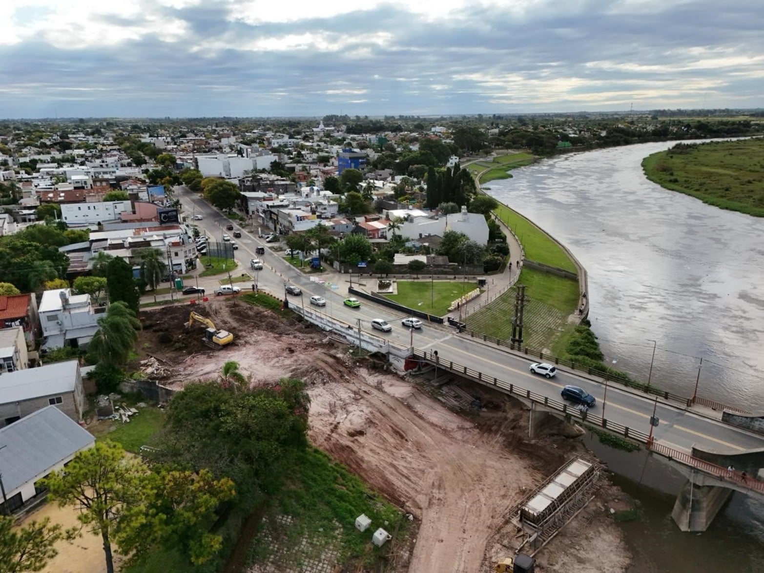 La demolición de la casa en el ingreso del puente en Santo Tomé.