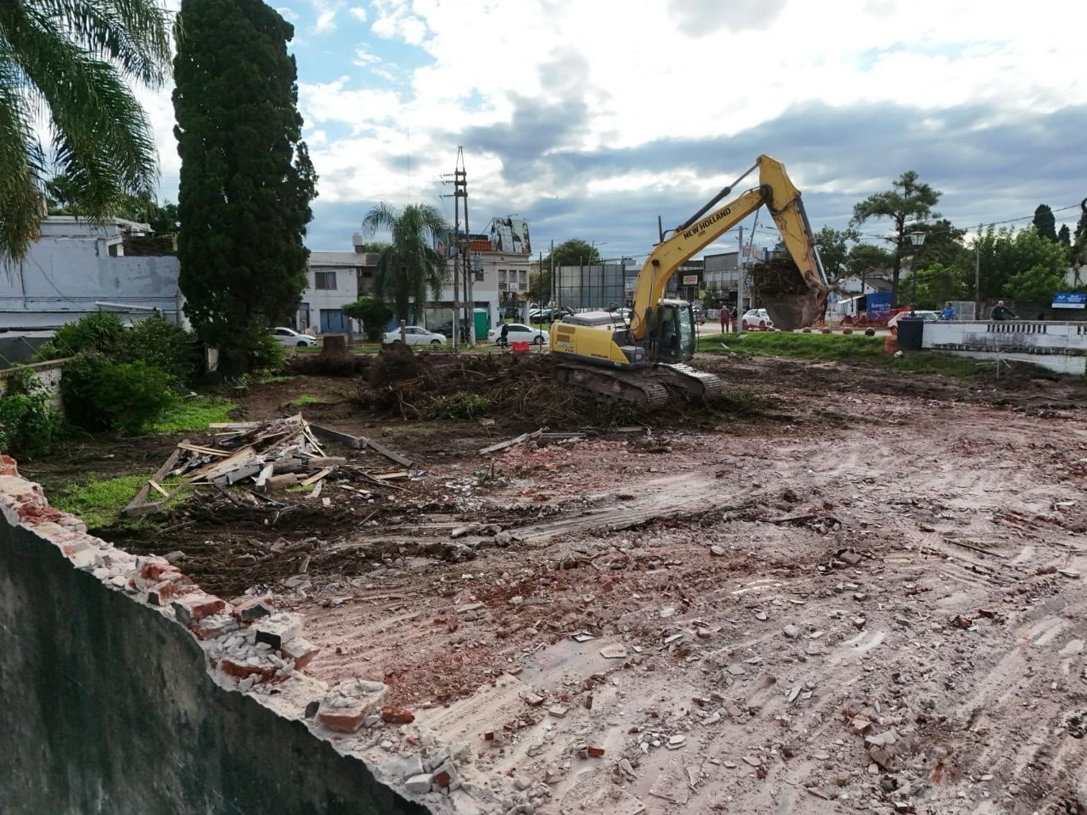 La demolición de la casa en el ingreso del puente en Santo Tomé.
