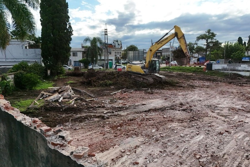La demolición de la casa en el ingreso del puente en Santo Tomé.