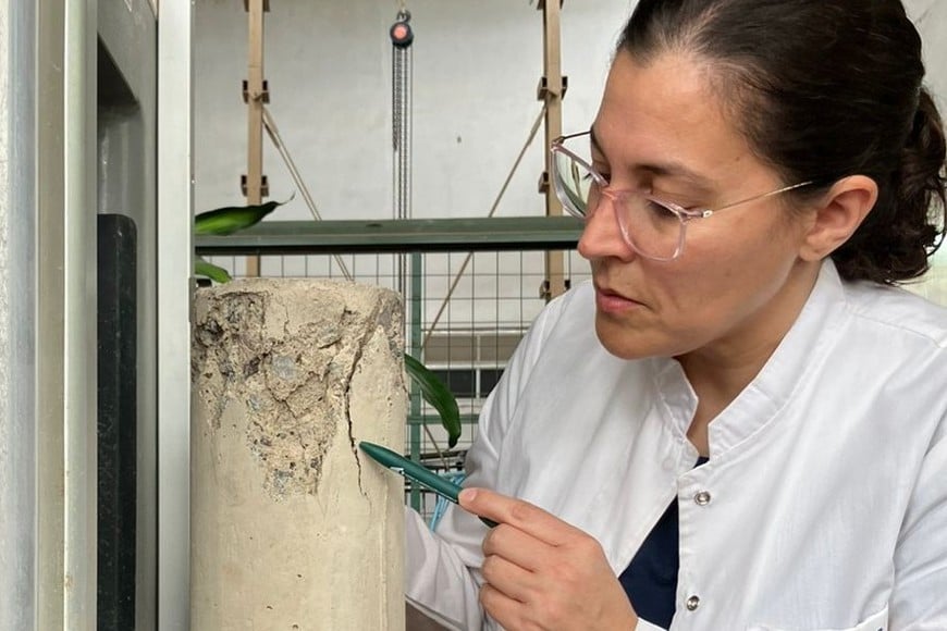 La doctora Guilarducci con la probeta de hormigón. Foto: Gentileza