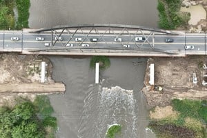 La demolición de la casa en el ingreso del puente en Santo Tomé.