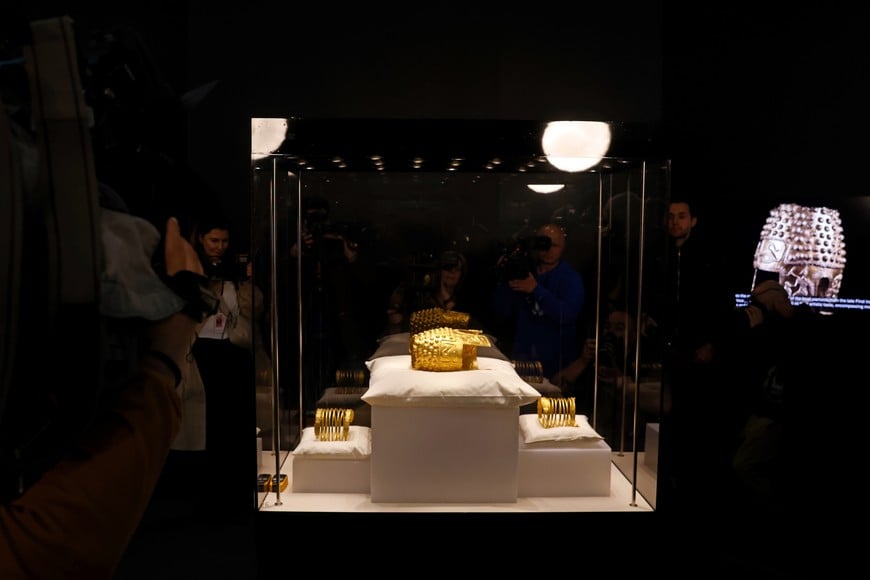 (260422) -- BUCAREST, 22 abril, 2026 (Xinhua) -- Imagen del 21 de abril de 2026 de un casco y dos brazaletes de 2.500 años de antigüedad de la antigua cultura dacia exhibidos en el Museo Nacional de Historia de Rumania, en Bucarest, Rumania. El casco y dos brazaletes fueron recuperados tras haber sido robados de un museo en los Países Bajos y ahora han sido devueltos a Rumania. (Xinhua/Cristian Cristel) (da) (ra) (vf)