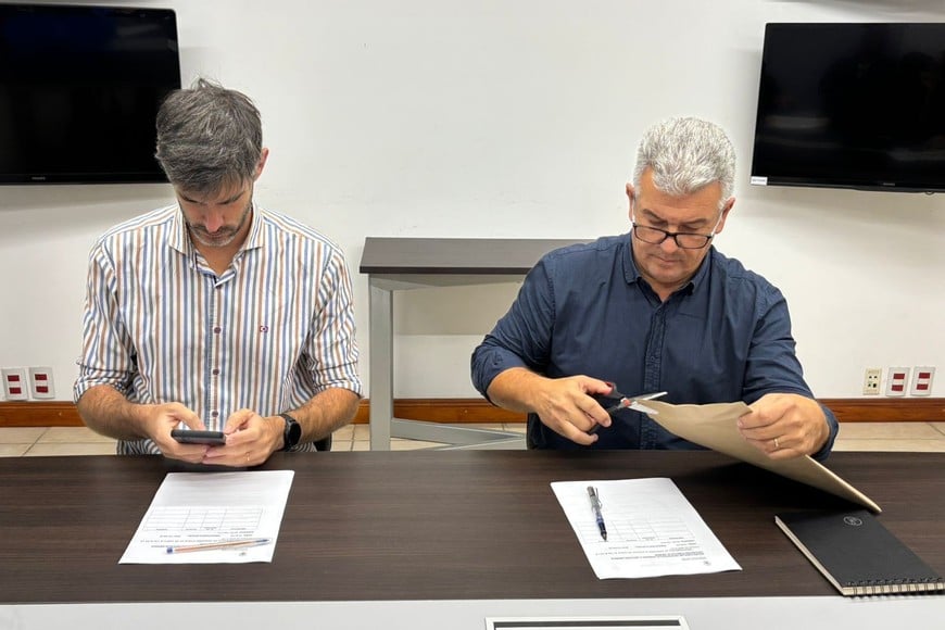 Por otra parte, se recibieron dos ofertas para el mantenimiento de desagües pluviales.