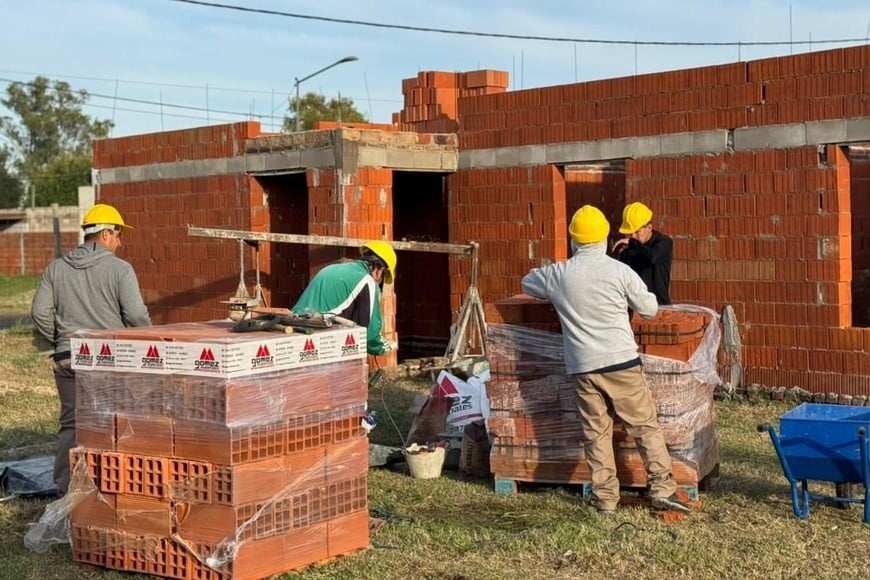 Las viviendas se ubican sobre calle José Hernández, entre Saavedra y Laprida, y corresponden a un prototipo lineal de dos dormitorios, con cocina-comedor, baño, lavadero y las instalaciones básicas de servicios.