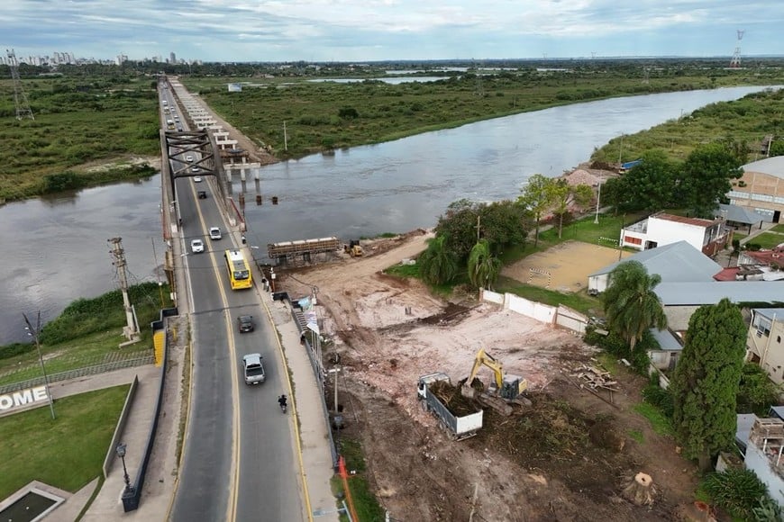 La demolición de la casa en el ingreso del puente en Santo Tomé.