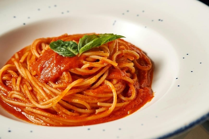 No aporta dulzor para compensar, sino que actúa sobre la causa del problema.