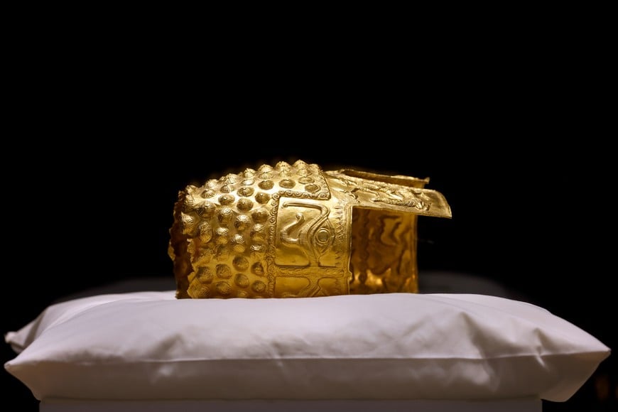 (260422) -- BUCAREST, 22 abril, 2026 (Xinhua) -- Imagen del 21 de abril de 2026 de un casco de 2.500 años de antigüedad exhibido en el Museo Nacional de Historia de Rumania, en Bucarest, Rumania. El casco y dos brazaletes fueron recuperados tras haber sido robados de un museo en los Países Bajos y ahora han sido devueltos a Rumania. (Xinhua/Cristian Cristel) (da) (ra) (vf)