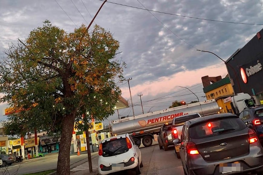El transito interrumpido por el choque. Foto: Gentileza @Veroensinas