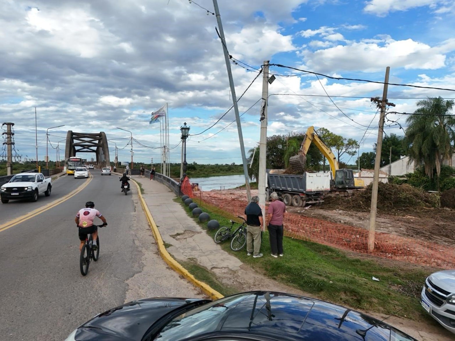 La demolición de la casa en el ingreso del puente en Santo Tomé.