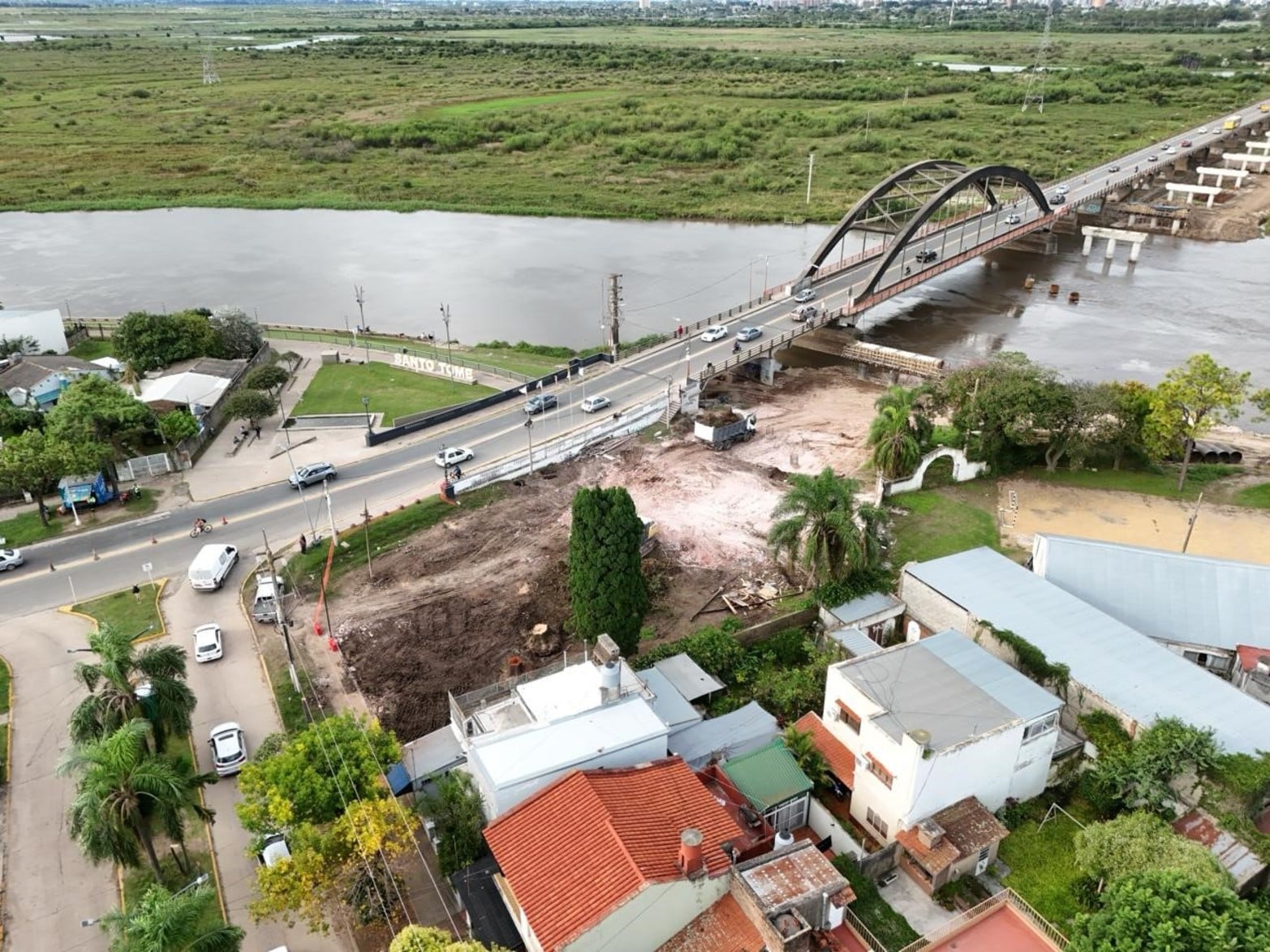 La demolición de la casa en el ingreso del puente en Santo Tomé.